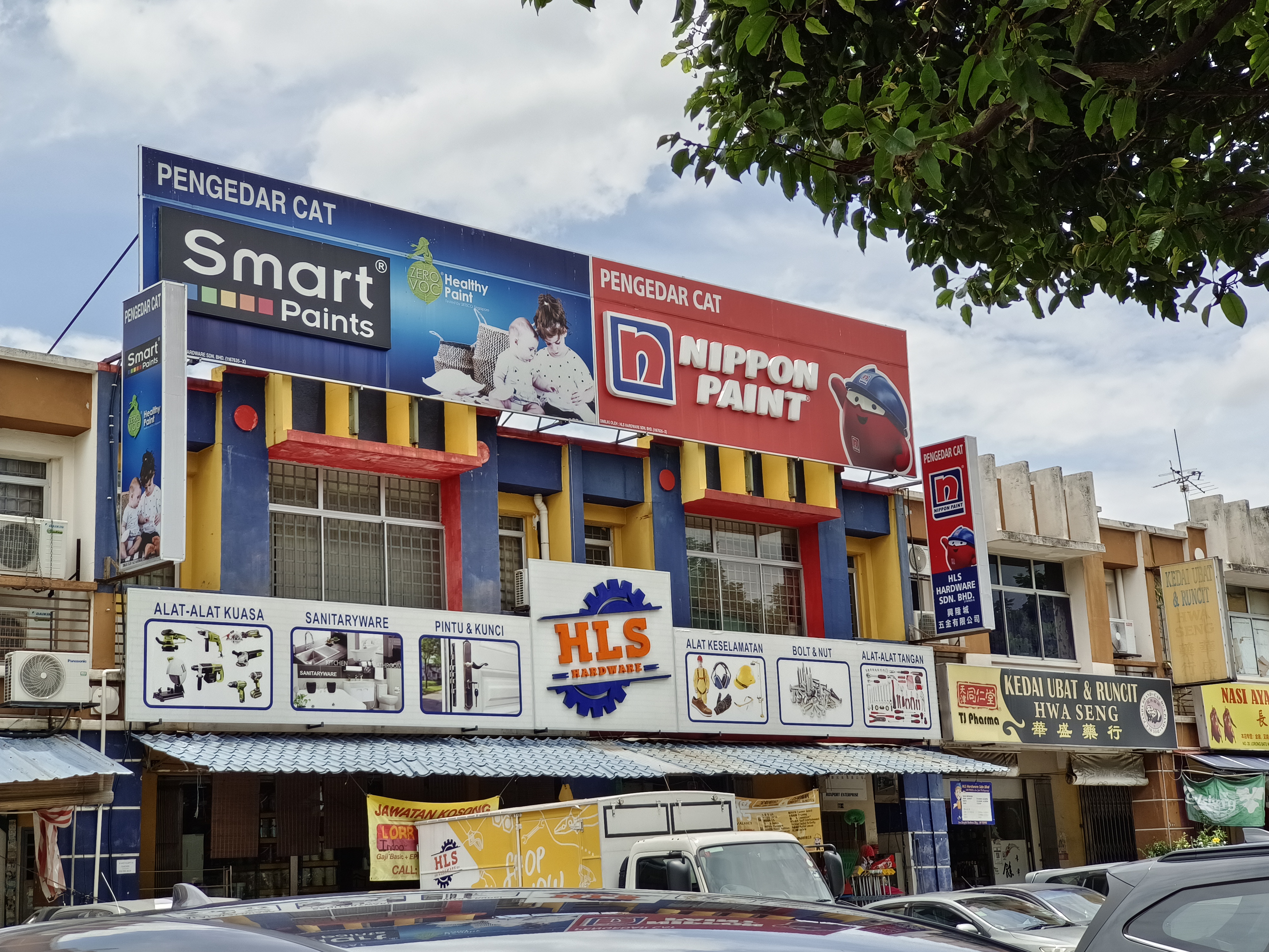 Shopfront of HLS Hardware Sdn Bhd (Bukit Tinggi 2)